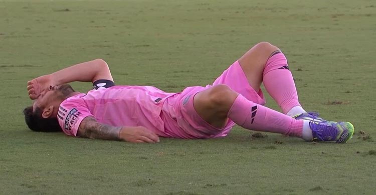 ইনজুরিতে পড়ে শুরুতেই মাঠ ছাড়লেন মেসি