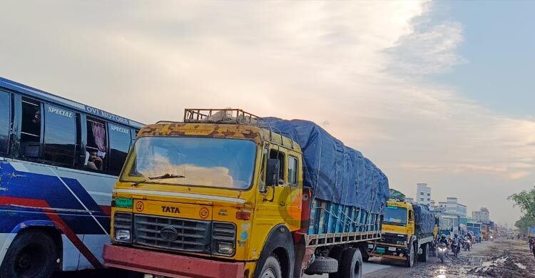 ঢাকা-সিলেট মহাসড়কে ৫ কিলোমিটার যানজট, ভোগান্তি