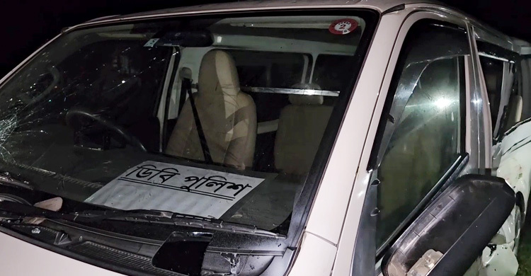 অটোরিকশায় ডিবি পুলিশের গাড়ির ধাক্কা, নিহত ২