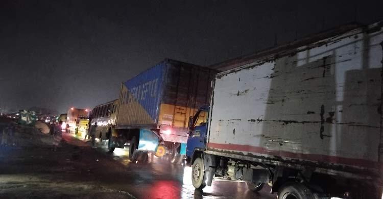 ঢাকা-সিলেট মহাসড়ক ৮ ঘণ্টার যানজটে নাকাল যাত্রী-চালকরা