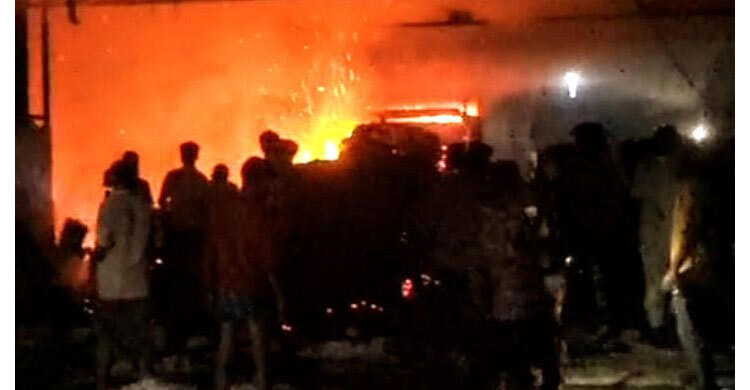 রূপগঞ্জে টেক্সটাইল কারখানায় আগুন, এক ঘণ্টার চেষ্টায় নিয়ন্ত্রণে