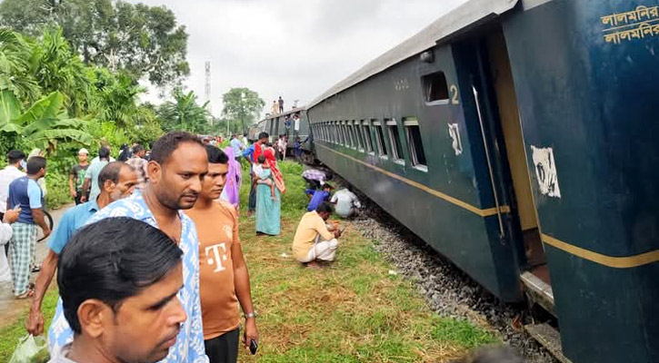 পদ্মরাগের ৪ বগি লাইনচ্যুত, রংপুর-ঢাকা রেল যোগাযোগ বন্ধ