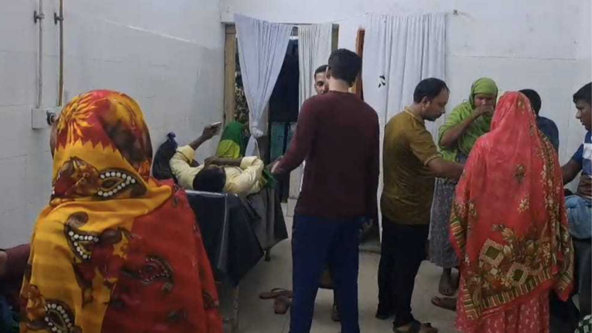 গাইবান্ধায় দাঁড়িয়ে থাকা ট্রাকে বাসের ধাক্কা, নিহত ১