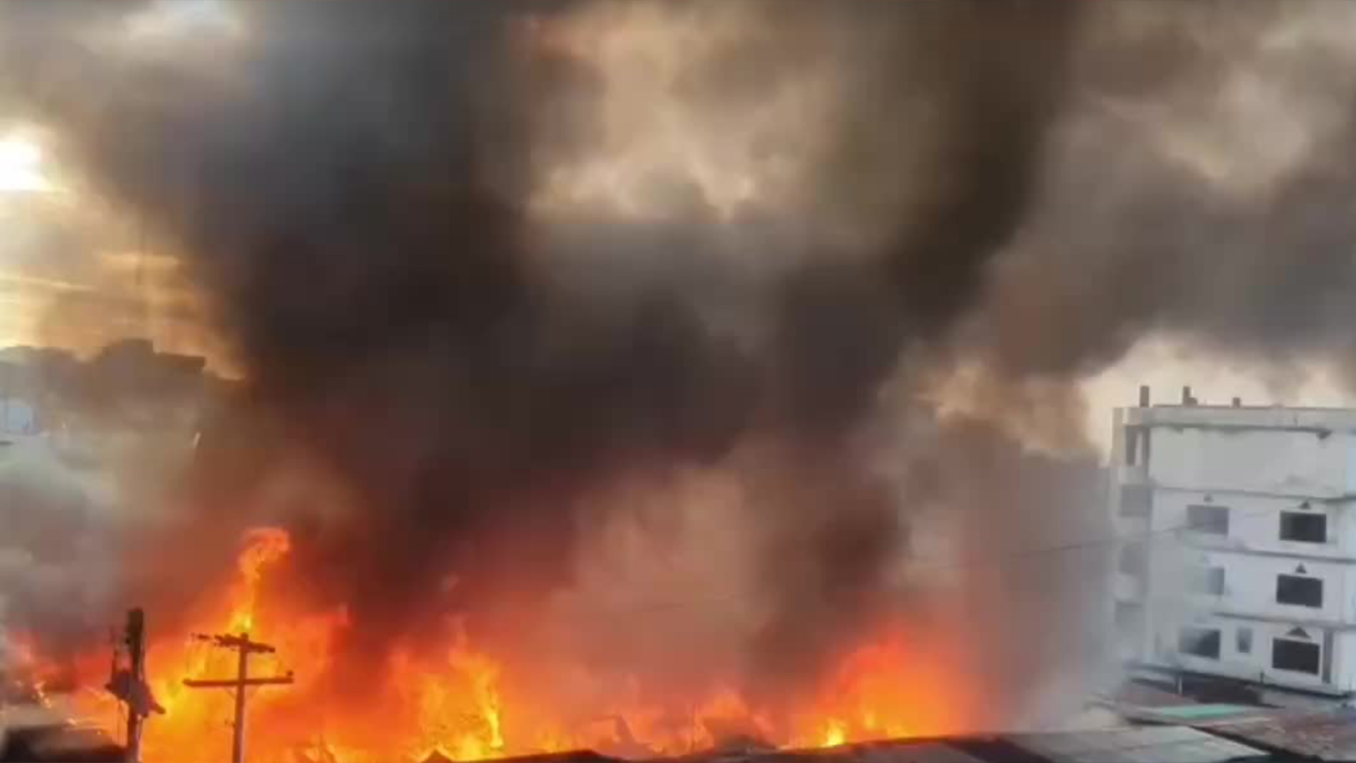 গাজীপুরে কাঁচাবাজারে ভয়াবহ আগুন, ৫০ দোকান পুড়ে ছাই