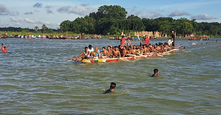 রাজবাড়ীতে নৌকাবাইচ দেখতে মানুষের ঢল