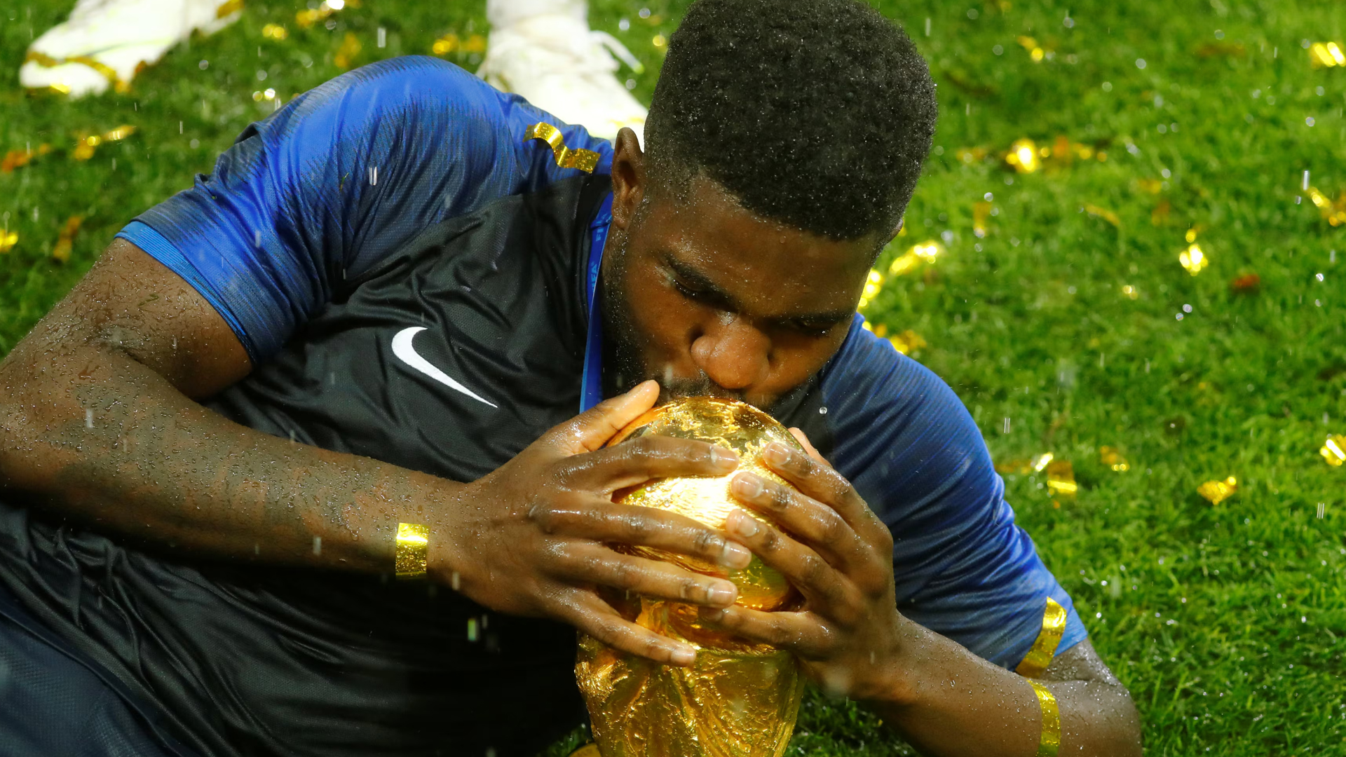 মাত্র ৩১ বছর বয়সেই অবসরে ফ্রান্সের বিশ্বকাপজয়ী তারকা