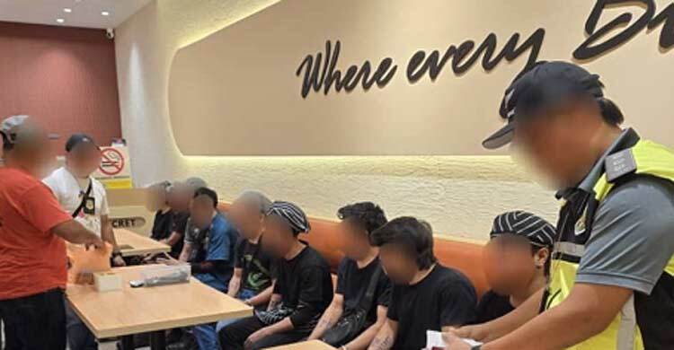 মালয়েশিয়ায় তিন বাংলাদেশিসহ ৫৫ অভিবাসী আটক