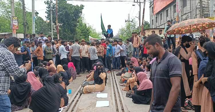 পলিটেকনিক শিক্ষার্থীদের অবরোধে দিনাজপুরে আটকা ৩ ট্রেন