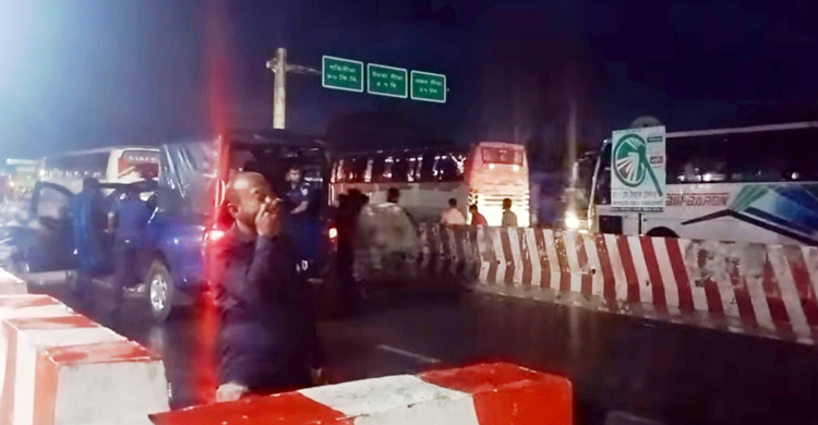 ফরিদপুরে দ্বিতীয় দফা অবরোধ শেষে ঢাকা-দক্ষিণাঞ্চল যান চলাচল শুরু