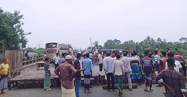 ফরিদপুরে মহাসড়ক অবরোধ, ঢাকার সঙ্গে যোগাযোগ বিচ্ছিন্ন ২১ জেলার