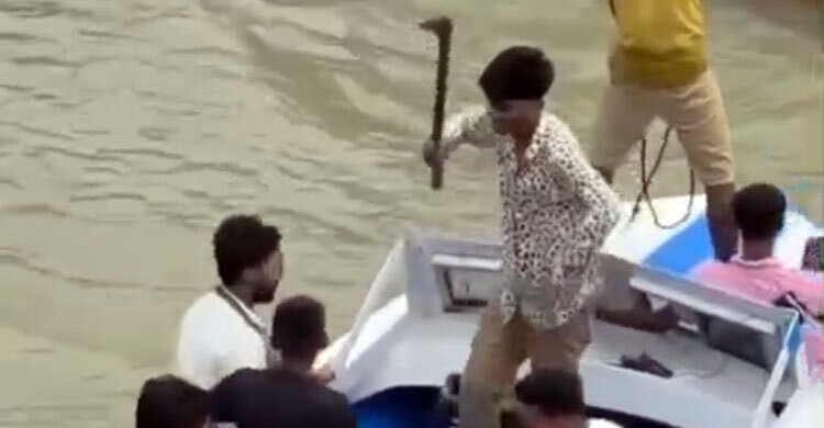 ফরিদপুরে কুমার নদে স্পিডবোটে কিশোর গ্যাংয়ের অস্ত্রের মহড়া