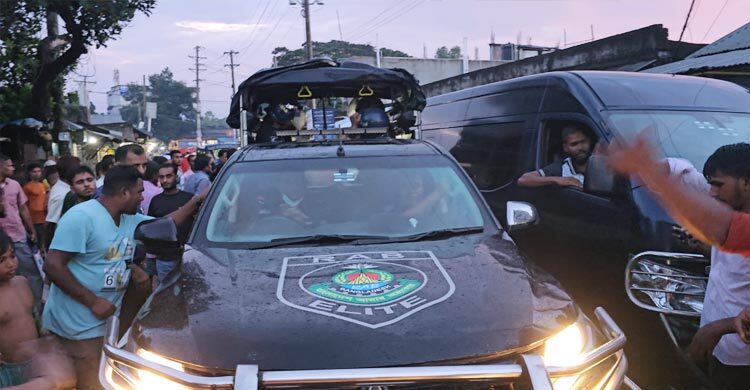 গাজীপুরে ব্যবসায়ীকে আটকের প্রতিবাদে র‌্যাবের গাড়ি আটকিয়ে বিক্ষোভ