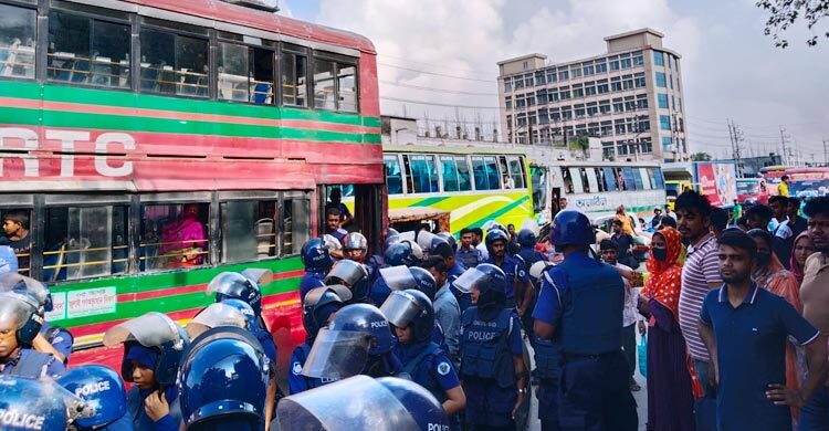 বকেয়া বেতন দাবি ঢাকা-ময়মনসিংহ মহাসড়কে শ্রমিকদের অবরোধ, পুলিশের লাঠিচার্জ