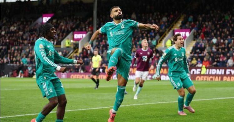 ইনজুরি টাইমে সালাহর গোলে নাটকীয় জয়, শীর্ষে লিভারপুল