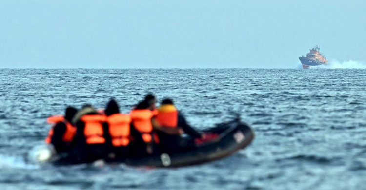 অবৈধ অভিবাসীদের ফেরত না নিলে ভিসা সীমিত করবে যুক্তরাজ্য