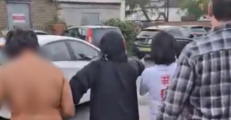 লন্ডনে বোরকা পরায় বাংলাদেশিকে হেনস্তা, প্রতিবাদ করায় ছেলেকে মারধর