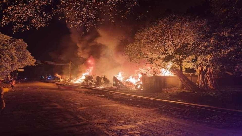 ফায়ার সার্ভিস নেই, পুড়ে ছাই হলো ১৯ দোকান