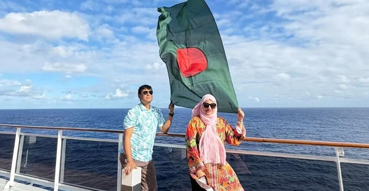 আটলান্টিকে লাল-সবুজ পতাকা ওড়ালেন বাংলাদেশি সাংবাদিক দম্পতি