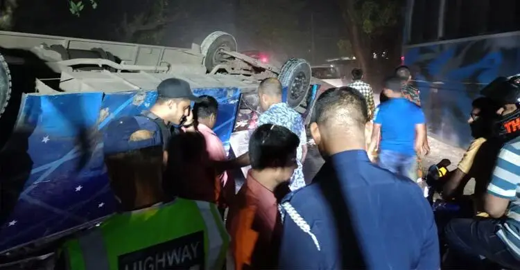 ঈশ্বরদীতে মাঝরাতে মহাসড়কে বাস উল্টে ১৬ যাত্রী আহত