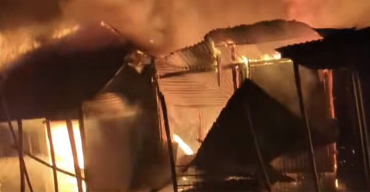 ফরিদপুরে আগুনে পুড়ে ছাই ২০ দোকান