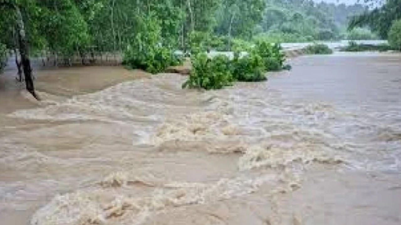 ভারি বৃষ্টির পূর্বাভাস, সাত জেলায় বন্যার শঙ্কা,