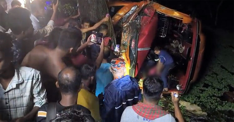 মাদারীপুরে নিয়ন্ত্রণ হারিয়ে বাস খাদে পড়ে নারী নিহত, আহত ৩০