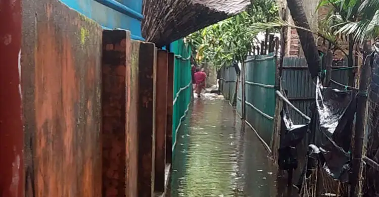 বৈরী আবহাওয়ায় দুদিন সেন্টমার্টিনে নৌযান চলাচল বন্ধ