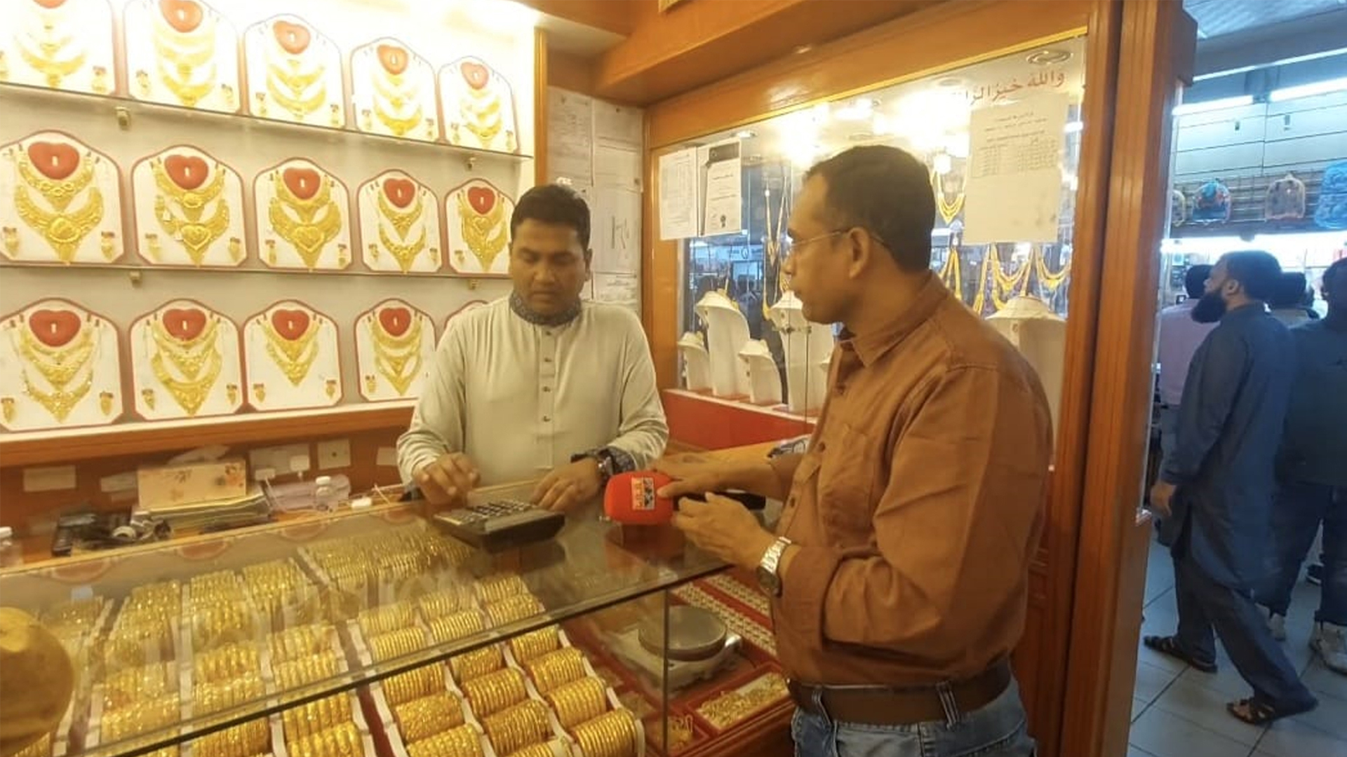 কুয়েতে নগদ অর্থে আর স্বর্ণ কেনা যাবে না