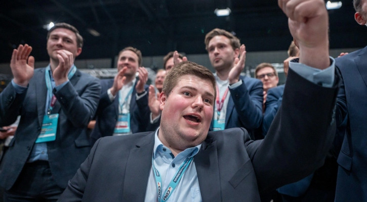 জার্মান চ্যান্সেলরের ক্ষমতার ভীত কাঁপিয়ে দিচ্ছেন ১৮ তরুণ এমপি