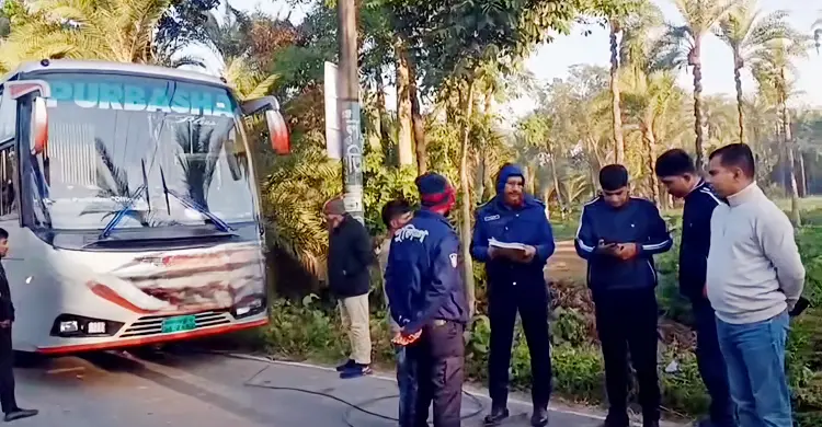 চুয়াডাঙ্গায় মহাসড়কে গাছ ফেলে যাত্রীবাহী বাসে ডাকাতি