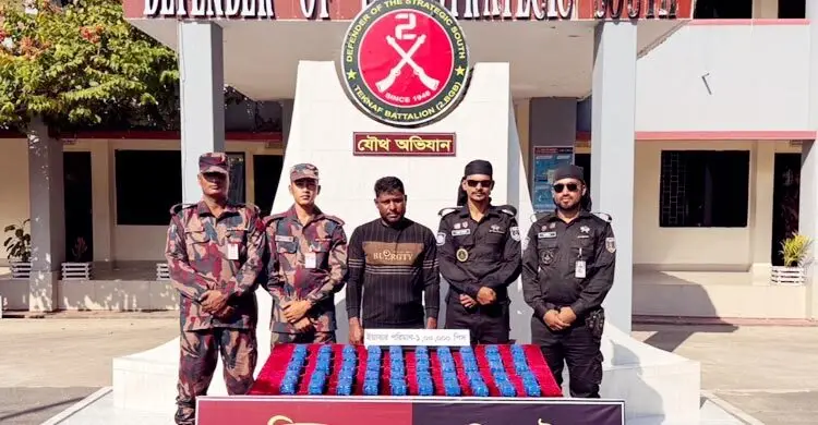 টেকনাফে মিয়ানমার থেকে আসা এক লাখ ইয়াবাসহ পাচারকারী আটক