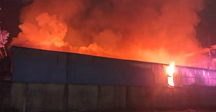 গাজীপুরে ঝুট গুদামে ভয়াবহ আগুন