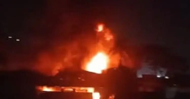 কালুরঘাটে পোশাক কারখানার গোডাউনে আগুন