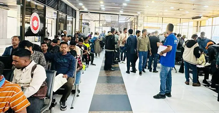 লিবিয়া থেকে ফিরলেন ৩১০ বাংলাদেশি