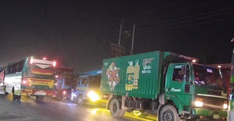 ১১ ঘণ্টায়ও স্বাভাবিক হয়নি ঢাকা-সিলেট মহাসড়কের যানজট