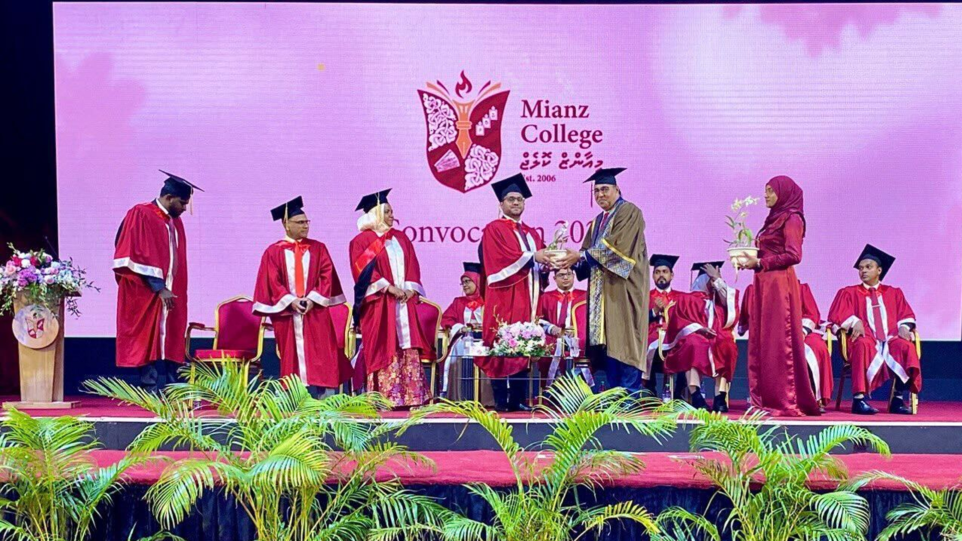 মালদ্বীপে মিয়াঞ্জ কলেজের বিশেষ উপহার পেলেন বাংলাদেশের হাইকমিশনার