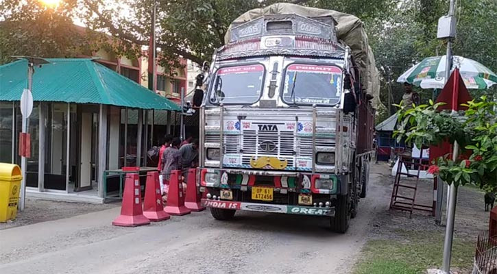 হিলি দিয়ে ভারতীয় পেঁয়াজ আমদানি, কেজিতে দাম কমলো ৩০ টাকা