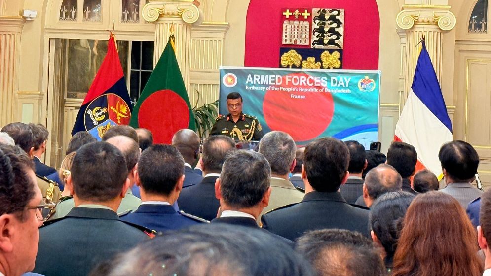 প্যারিসে বর্ণাঢ্য আয়োজনে সশস্ত্র বাহিনী দিবস উদযাপন