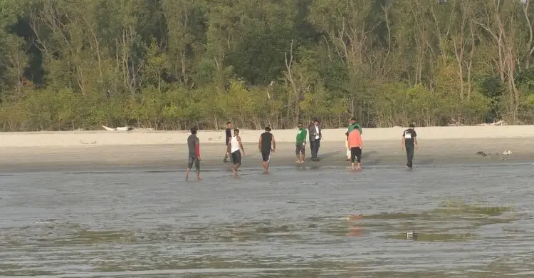 তারুয়া সমুদ্র সৈকতে বাড়ছে পর্যটকদের ভিড়