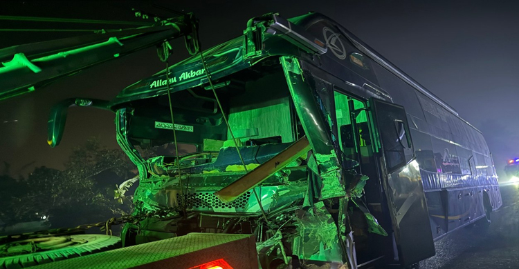 ঢাকা-চট্টগ্রাম মহাসড়ক কুমিল্লায় স্লিপার বাস-পিকআপ সংঘর্ষে যুবক নিহত, আহত ১৪