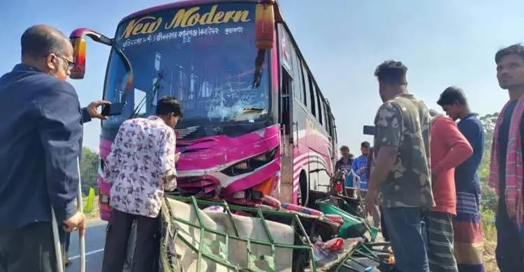 ফরিদপুরে সড়ক দুর্ঘটনায় নিহত চারজনের মধ্যে একই পরিবারের ৩ জন