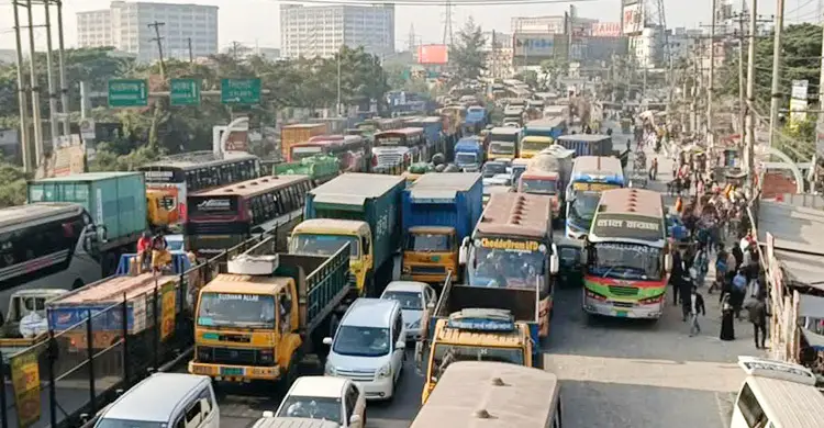 ঢাকা-চট্টগ্রাম মহাসড়ক মালবাহী লরি বিকলে ৬ কিলোমিটার যানজট