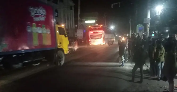 হাদি হত্যাকাণ্ড সাত ঘণ্টা অবরোধের পর বরিশাল-খুলনা মহাসড়কে যানচলাচল স্বাভাবিক