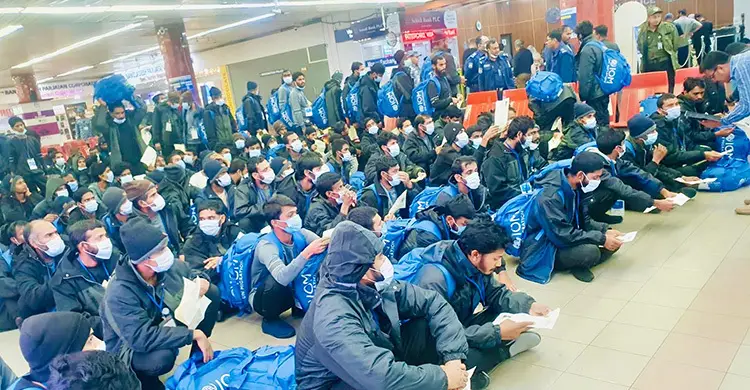 লিবিয়া থেকে দেশে ফিরলেন ৩৪৫ বাংলাদেশি