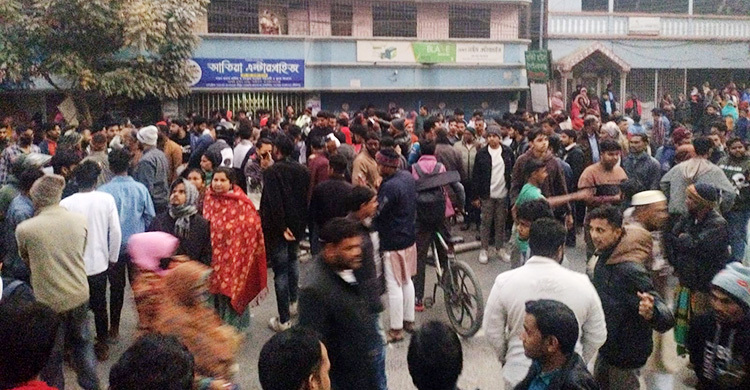 ট্রাফিক পুলিশের সংকেত অমান্য দ্রুতগতিতে মোটরসাইকেল চালানোর সময় ট্রাকচাপায় নিহত ২