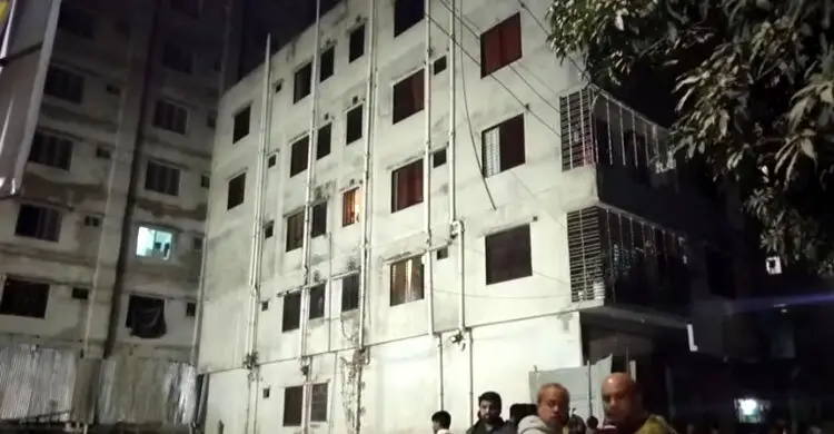 ময়মনসিংহে হেলে পড়েছে ৫ তলা ভবন, আতঙ্কে বাসিন্দারা