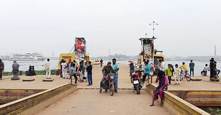 মাঝরাতে দুর্ঘটনা: ধলেশ্বরীতে ফেরি চলাচল বন্ধ, তদন্তে কমিটি