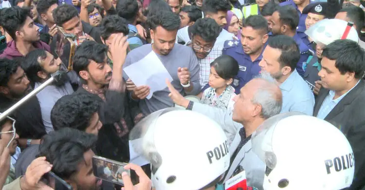 স্বরাষ্ট্র উপদেষ্টার গাড়ি আটকালো ছাত্রজনতা