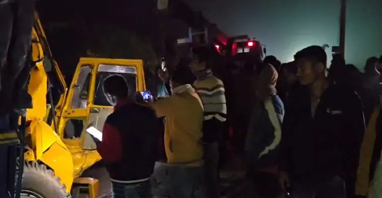 টাঙ্গাইলে কাভার্ড ভ্যানে ট্রাকের ধাক্কা, চালক-ব্যবসায়ী নিহত