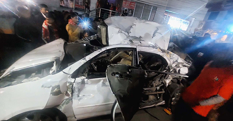 দাঁড়িয়ে থাকা প্রাইভেটকারে ট্রাকের ধাক্কা, মা-শিশুকন্যার মৃত্যু